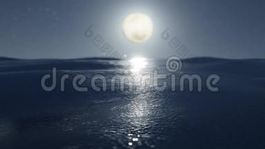 晚上的海浪。 在<strong>水中</strong>有太多闪亮的<strong>月亮</strong>反射